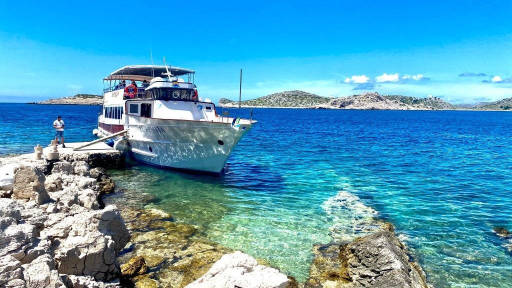 One day boat excurios - Three charming islands - Levrnaka (Kornati/ Lojena beach), Mana (Kornati/ cliff jumping) and Ugljan