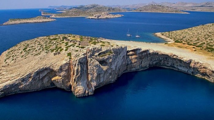 One day boat excurios - Three charming islands - Levrnaka (Kornati/ Lojena beach), Mana (Kornati/ cliff jumping) and Ugljan